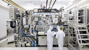 Afbeelding met machine, engineering, industrie, Technicus Automatisch gegenereerde beschrijving