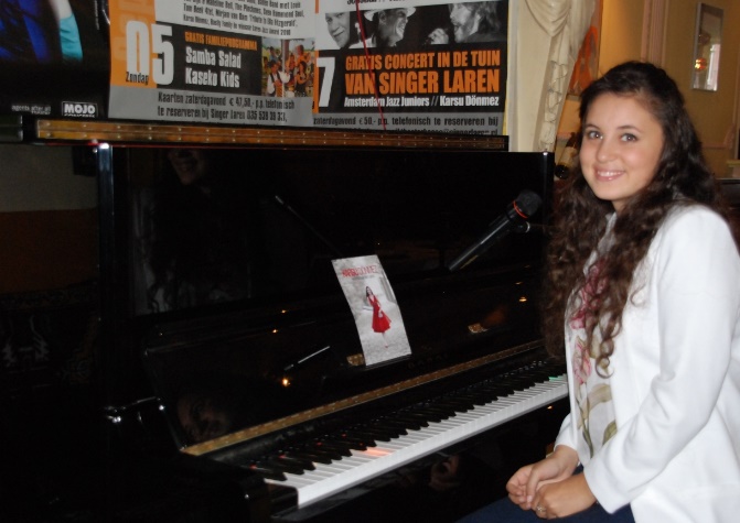 Afbeelding met muziek, piano, persoon, kleding Automatisch gegenereerde beschrijving