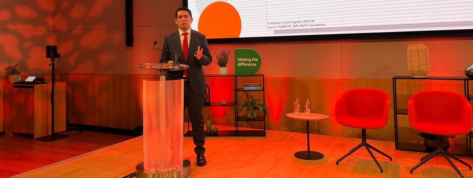 Afbeelding met overdekt, meubels, stoel, tekst Automatisch gegenereerde beschrijving