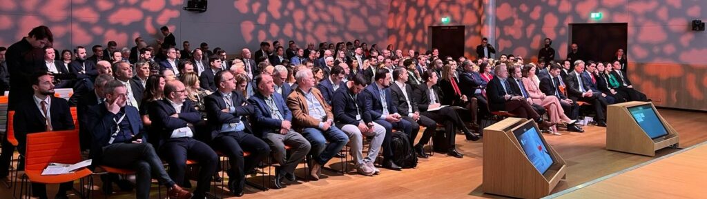 Afbeelding met persoon, kleding, pak, overdekt Automatisch gegenereerde beschrijving