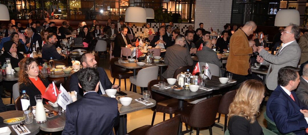 İSLAMİ GELENEKLERİN ZAYIFLAMASI BİR YANA, AVRUPA VE AMERİKA SOKAKLARI İFTAR SOFRALARI İLE RENKLENİYOR…