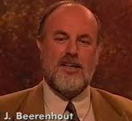 Afbeelding met tekst, Menselijk gezicht, persoon, Voorhoofd Automatisch gegenereerde beschrijving