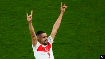 …VE MERİH’E İKİ MAÇ CEZA.  7 DÜNYA, 8 AVRUPA FUTBOL ŞAMPİYONASI İZLEMİŞ OLAN İLHAN KARAÇAY, MERİH DEMİRAL’İN BOZKURT İŞARETİNİ GÖLGE ADAM İLE KONUŞTU: