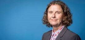 Afbeelding met Menselijk gezicht, persoon, kleding, Kin Automatisch gegenereerde beschrijving