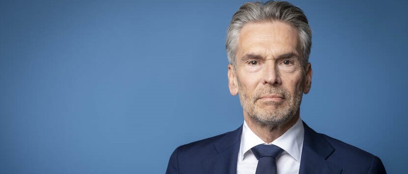 Afbeelding met Menselijk gezicht, persoon, kleding, person Automatisch gegenereerde beschrijving