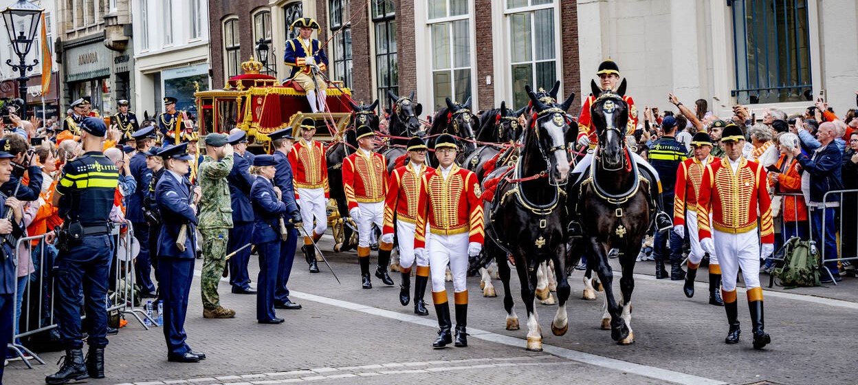 Afbeelding met persoon, buitenshuis, parade, paard Automatisch gegenereerde beschrijving