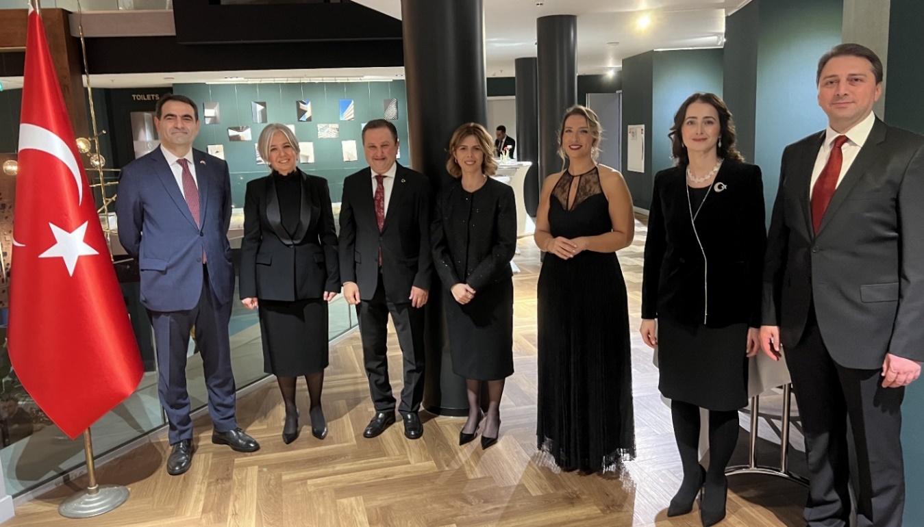 Afbeelding met pak, kleding, persoon, person Automatisch gegenereerde beschrijving
