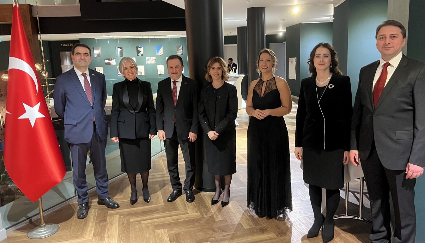 Afbeelding met pak, kleding, persoon, person Automatisch gegenereerde beschrijving