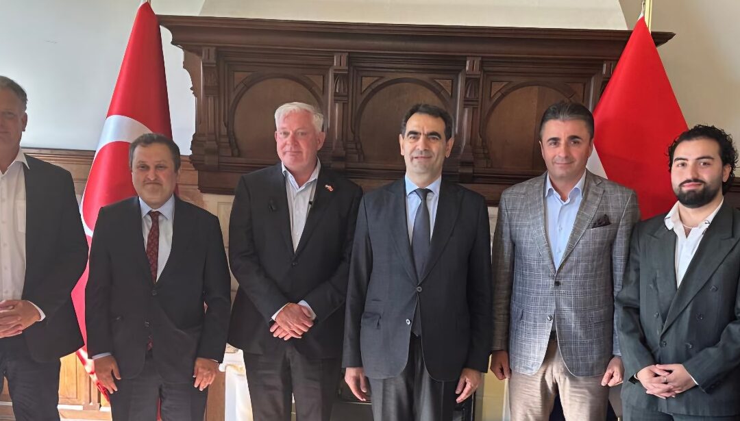 İLHAN KARAÇAY’DAN DOBRA DOBRA ELEŞTİRİ: HOLLANDA’DAKİ YENİ FAHRİ BAŞKONSOLOSLUĞUMUZUN CİDDİYETSİZLİĞİ ÜZÜNTÜ YARATTI.