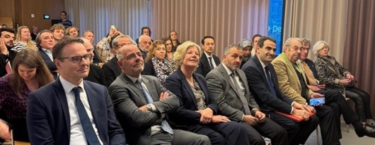 Afbeelding met kleding, person, persoon, Menselijk gezicht Automatisch gegenereerde beschrijving