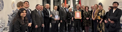 Afbeelding met kleding, persoon, pak, person Automatisch gegenereerde beschrijving