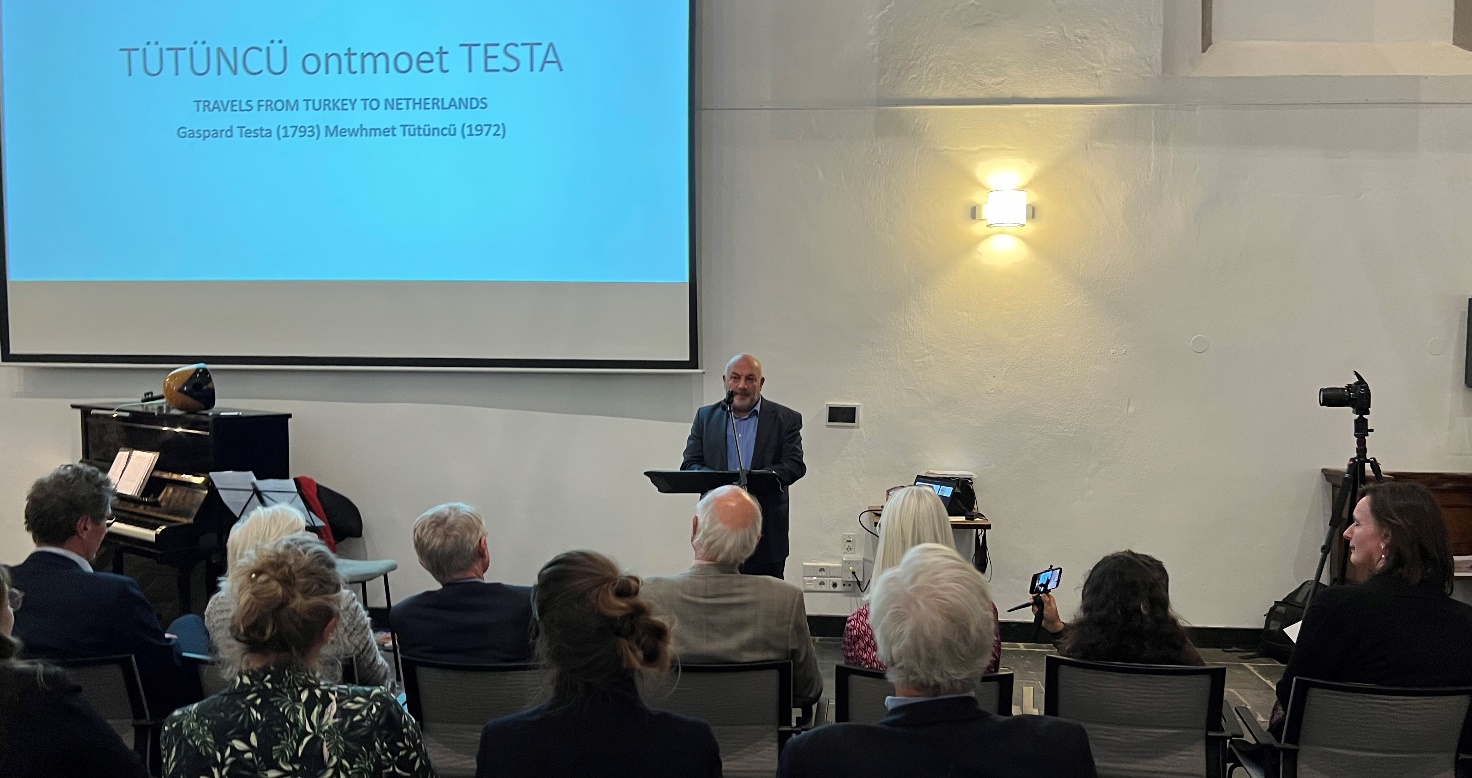 Afbeelding met tekst, binnen, persoon, groep Automatisch gegenereerde beschrijving