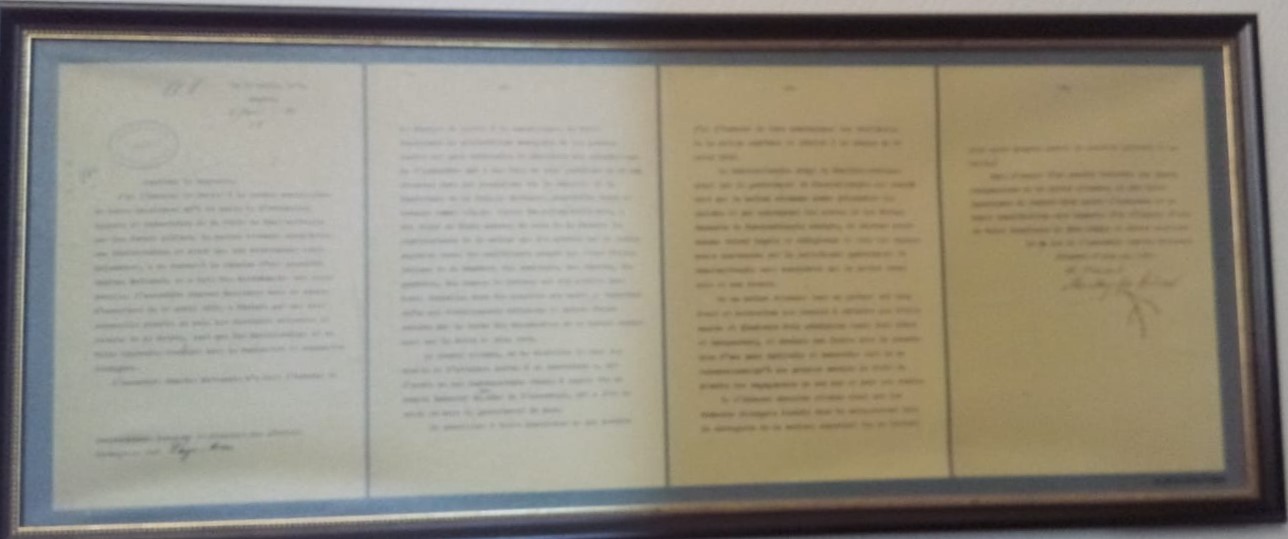 Afbeelding met tekst, fotolijst, museum, overdekt Automatisch gegenereerde beschrijving