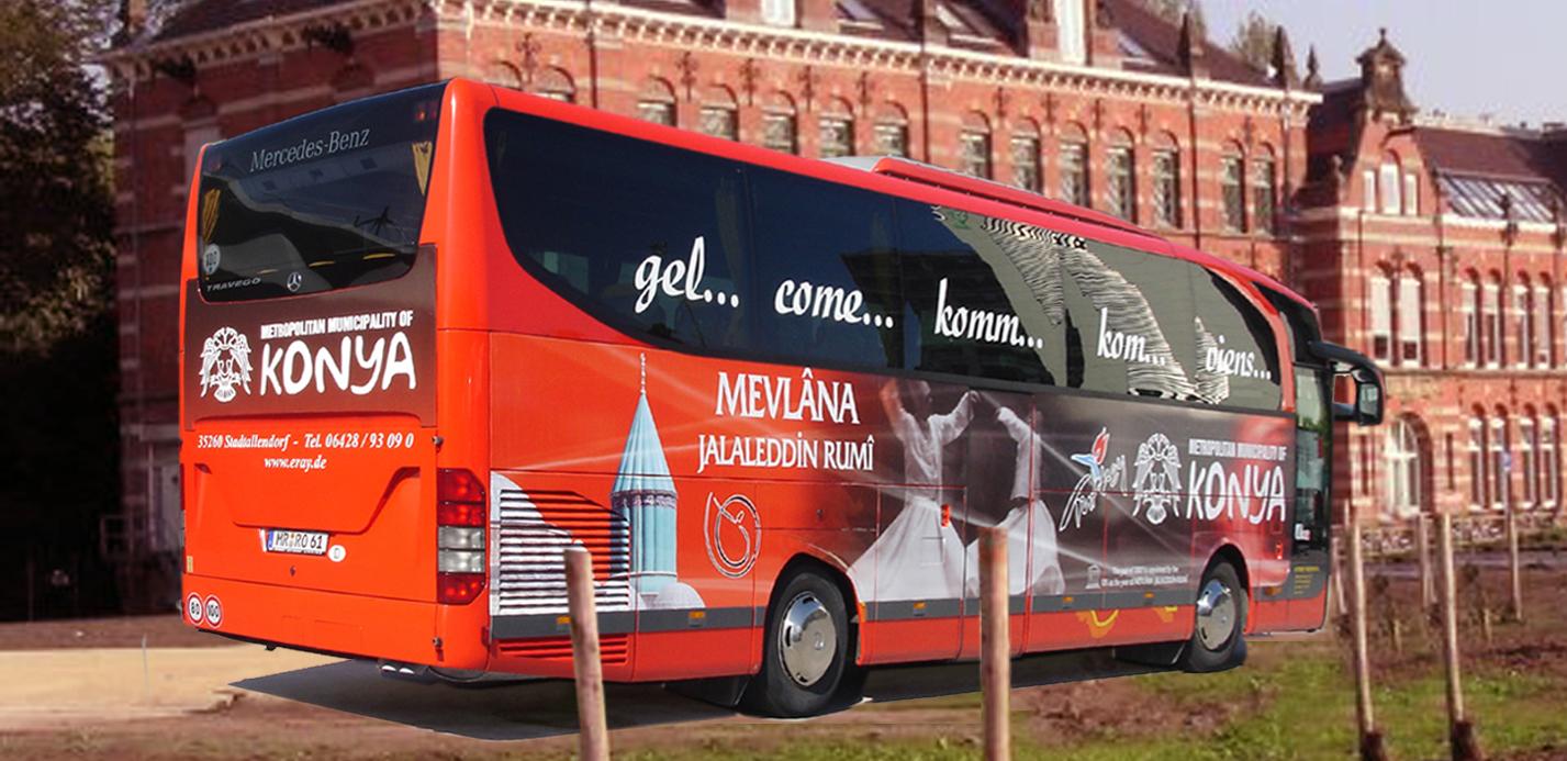 Afbeelding met tekst, transport, buitenshuis, bus Automatisch gegenereerde beschrijving