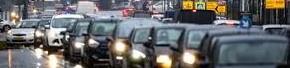 Afbeelding met voertuig, Landvoertuig, auto, buitenshuis Automatisch gegenereerde beschrijving