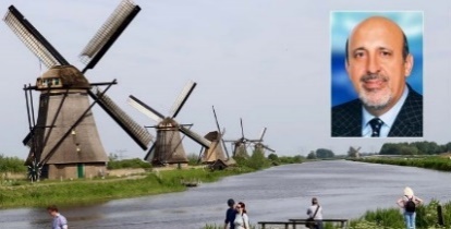 Afbeelding met windmolen, buitenshuis, hemel, gras Automatisch gegenereerde beschrijving