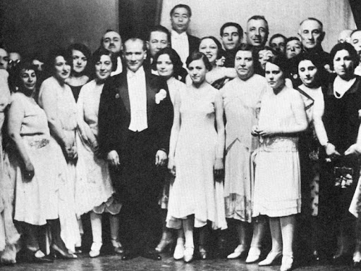 Atatürk'ün Türk Kadınlarına Verdiği Önem