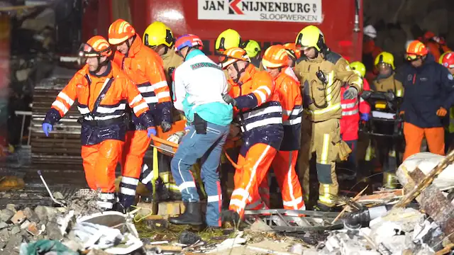 Afbeelding met brandweerman, Arbeider, helm, werkkleding Automatisch gegenereerde beschrijving