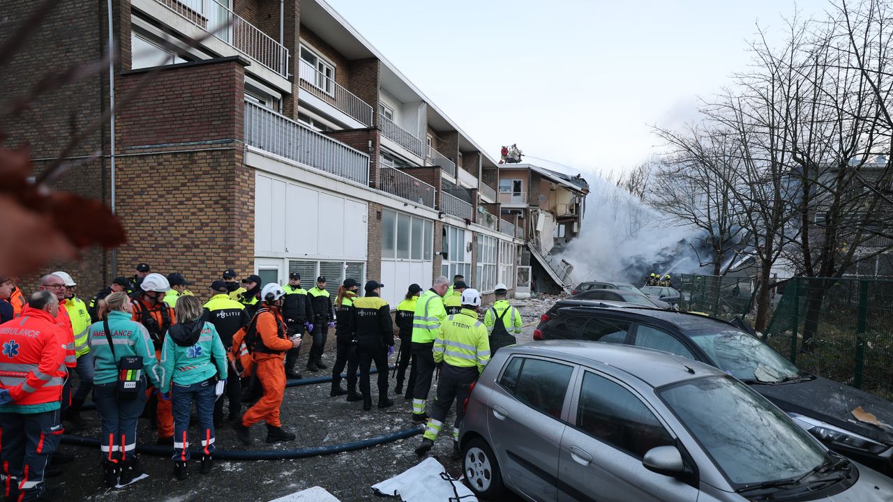 Afbeelding met buitenshuis, hemel, auto, persoon Automatisch gegenereerde beschrijving