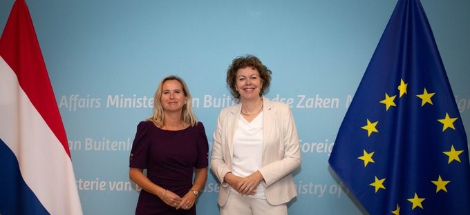 Afbeelding met kleding, Menselijk gezicht, persoon, glimlach Automatisch gegenereerde beschrijving