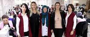 Afbeelding met kleding, persoon, glimlach, Menselijk gezicht Automatisch gegenereerde beschrijving