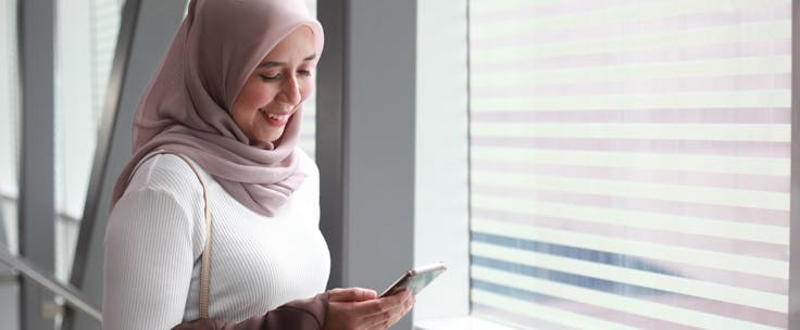 Afbeelding met persoon, raam, Menselijk gezicht, kleding Automatisch gegenereerde beschrijving