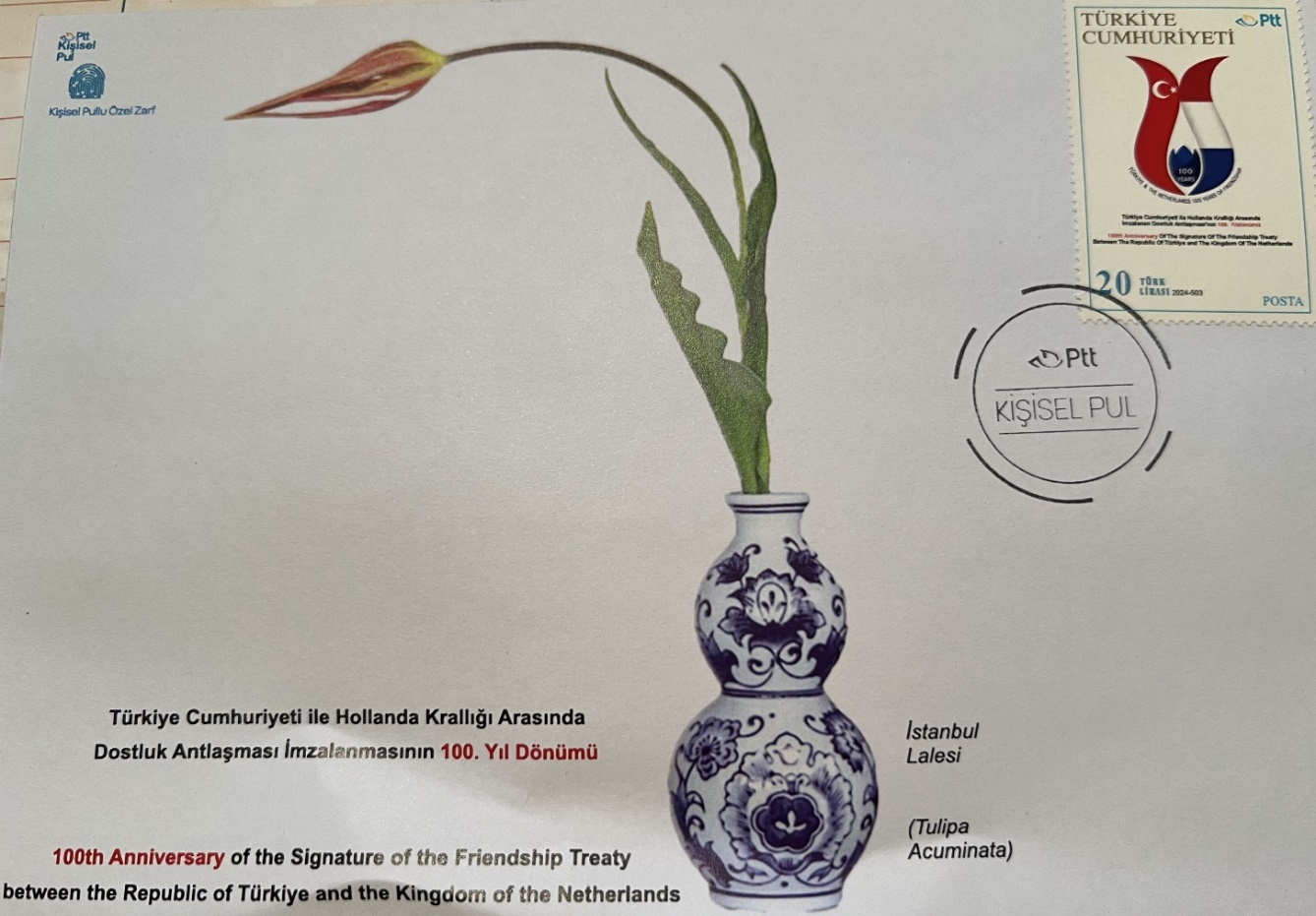 Afbeelding met tekst, tekening, bloem, vaas Automatisch gegenereerde beschrijving
