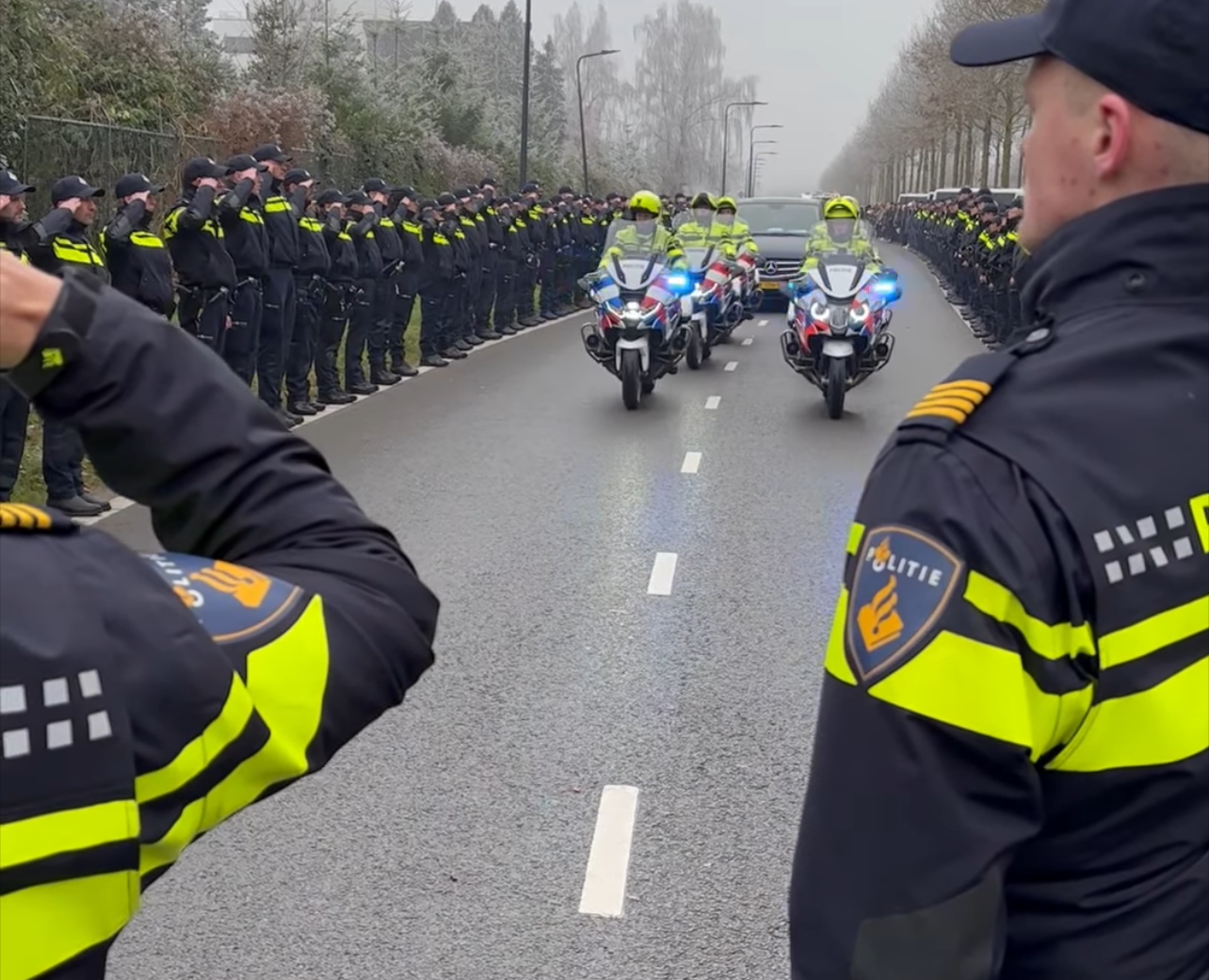Afbeelding met persoon, buitenshuis, kleding, voertuig Automatisch gegenereerde beschrijving