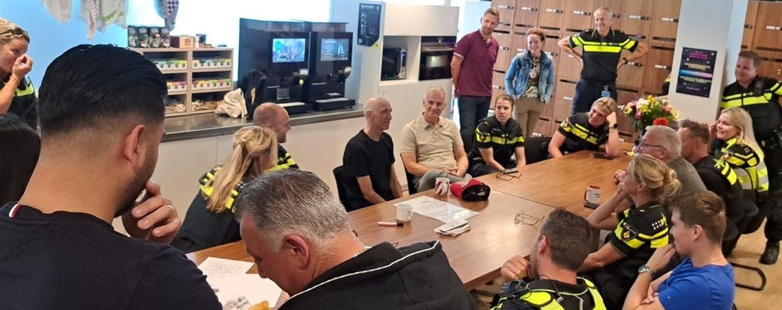 Afbeelding met persoon, kleding, groep, overdekt Automatisch gegenereerde beschrijving