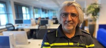 Afbeelding met persoon, kleding, Menselijk gezicht, overdekt Automatisch gegenereerde beschrijving