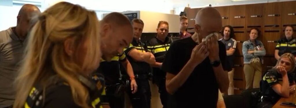 Afbeelding met persoon, kleding, person, vrouw Automatisch gegenereerde beschrijving