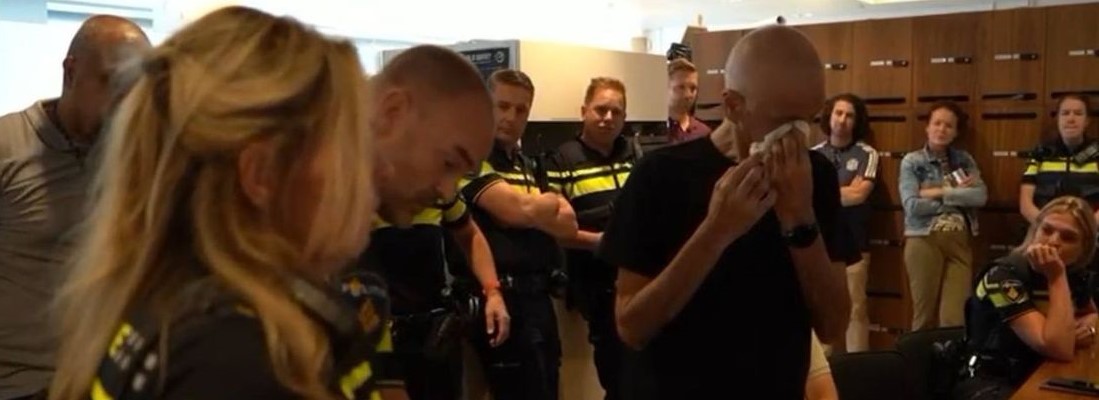 Afbeelding met persoon, kleding, person, vrouw Automatisch gegenereerde beschrijving