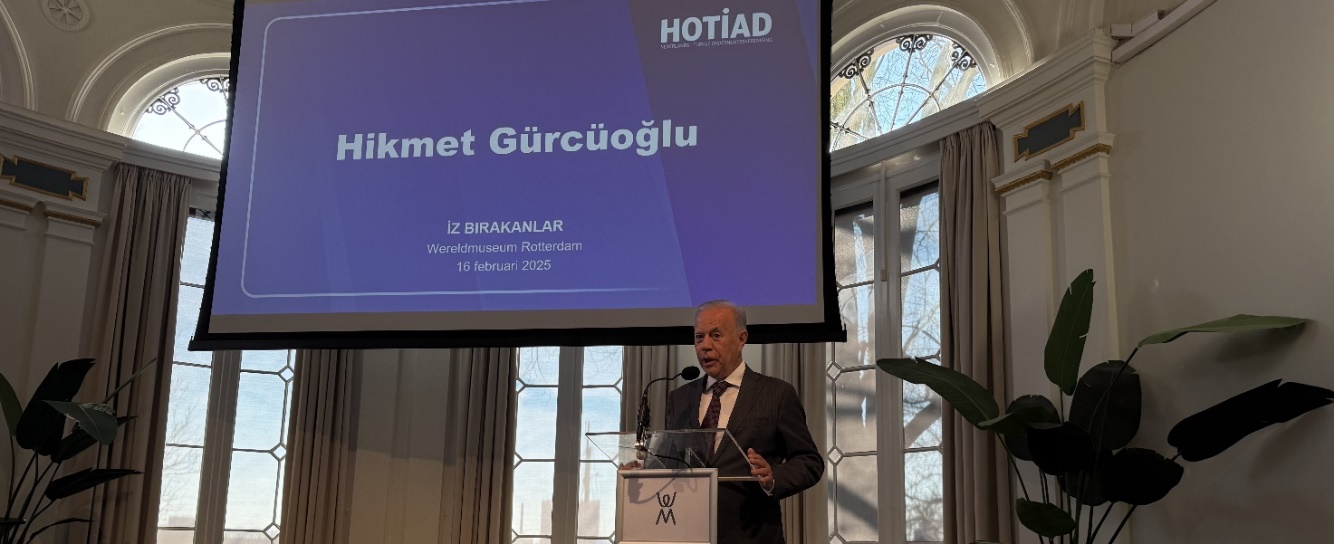Afbeelding met tekst, overdekt, presentatie, Projectiescherm Door AI gegenereerde inhoud is mogelijk onjuist.