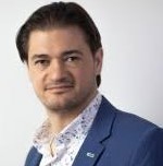 Afbeelding met Menselijk gezicht, persoon, kleding, overhemd Door AI gegenereerde inhoud is mogelijk onjuist.