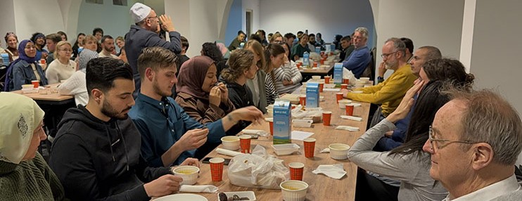 Afbeelding met persoon, kleding, Menselijk gezicht, vrouw Door AI gegenereerde inhoud is mogelijk onjuist.