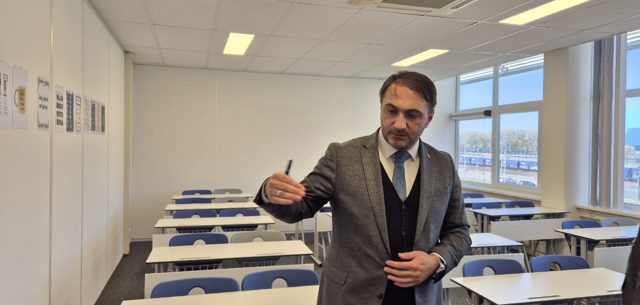 Afbeelding met kleding, persoon, overdekt, muur Door AI gegenereerde inhoud is mogelijk onjuist.