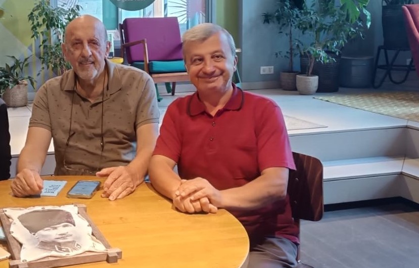 Afbeelding met persoon, kleding, Menselijk gezicht, meubels Door AI gegenereerde inhoud is mogelijk onjuist.