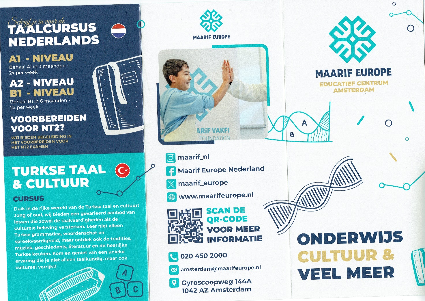 Afbeelding met tekst, persoon, Menselijk gezicht, kleding Door AI gegenereerde inhoud is mogelijk onjuist.