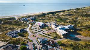 Afbeelding met buitenshuis, Luchtfotografie, lucht, waterkant Door AI gegenereerde inhoud is mogelijk onjuist.