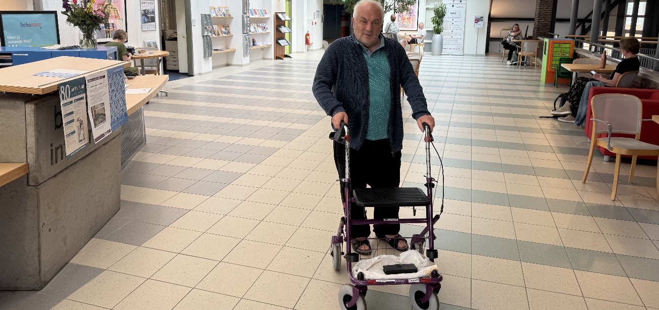 Afbeelding met kleding, tekst, schoeisel, persoon Door AI gegenereerde inhoud is mogelijk onjuist.