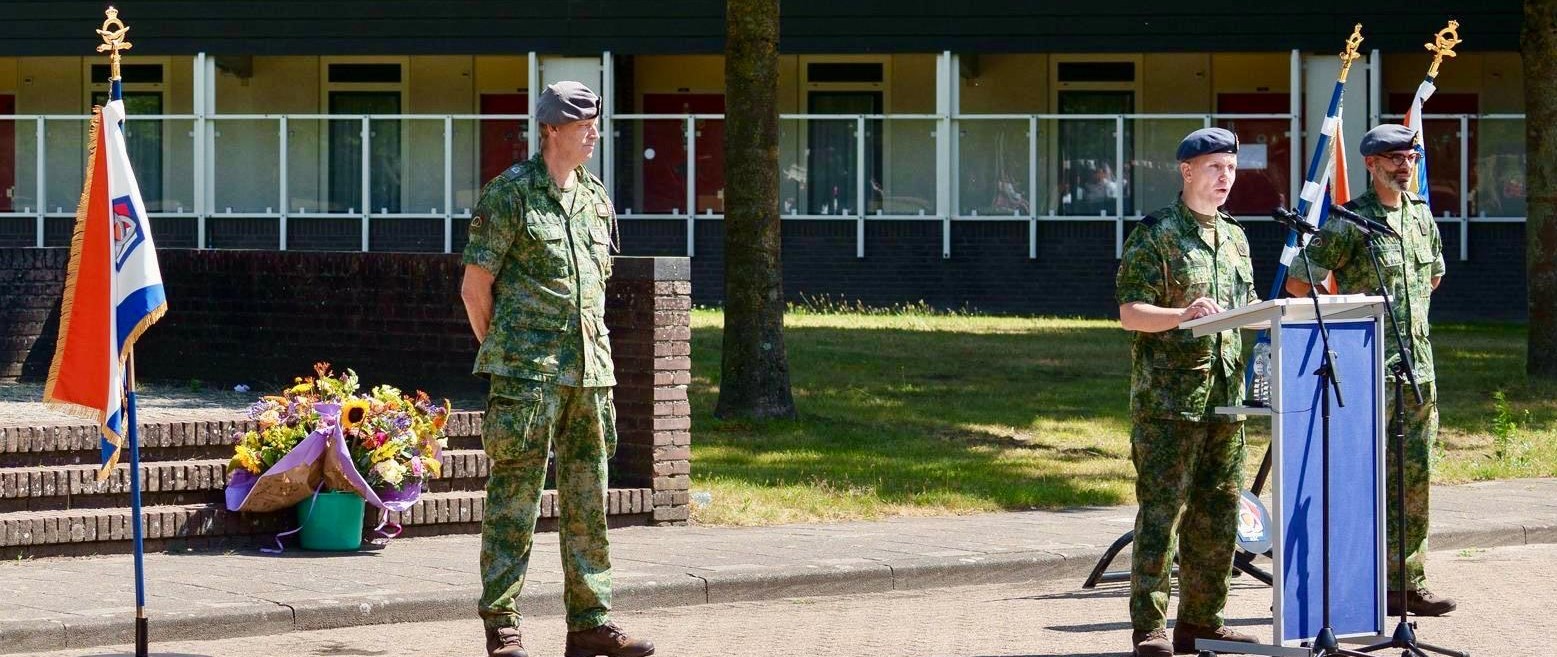 Afbeelding met buitenshuis, kleding, begrafenis, gebouw Door AI gegenereerde inhoud is mogelijk onjuist.