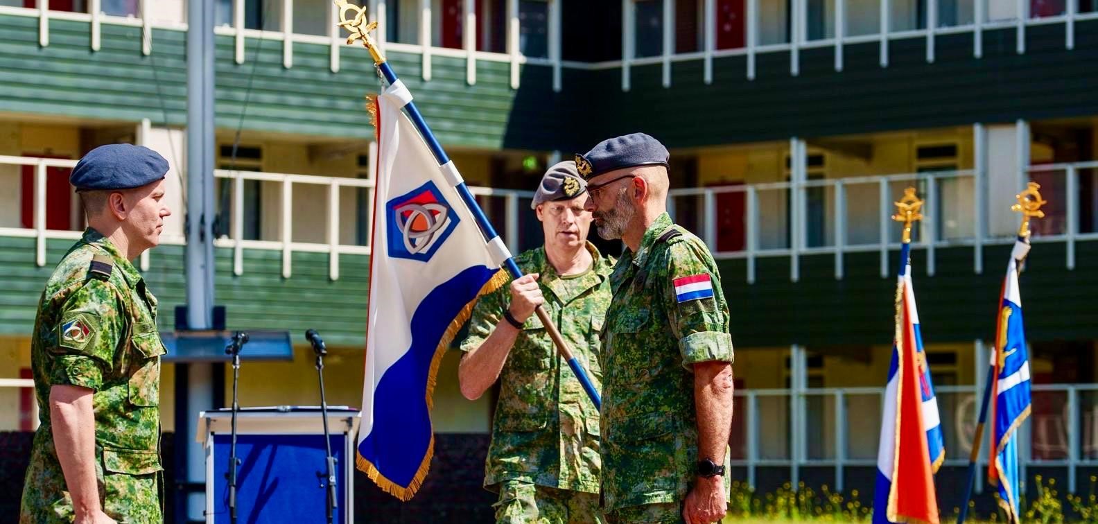 Afbeelding met persoon, militair uniform, gebouw, buitenshuis Door AI gegenereerde inhoud is mogelijk onjuist.