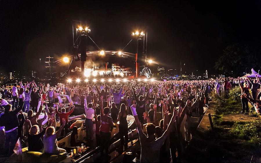 Afbeelding met buitenshuis, hemel, concert, festival Door AI gegenereerde inhoud is mogelijk onjuist.