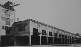 Afbeelding met buitenshuis, hemel, gebouw, zwart-wit Door AI gegenereerde inhoud is mogelijk onjuist.