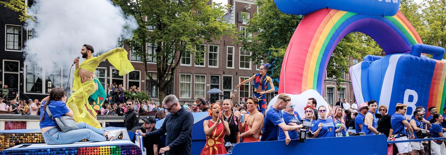 Afbeelding met buitenshuis, persoon, parade, person Door AI gegenereerde inhoud is mogelijk onjuist.