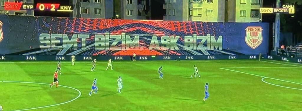 Afbeelding met gras, buitenshuis, Kunstgras, Voetbalstadion Door AI gegenereerde inhoud is mogelijk onjuist.
