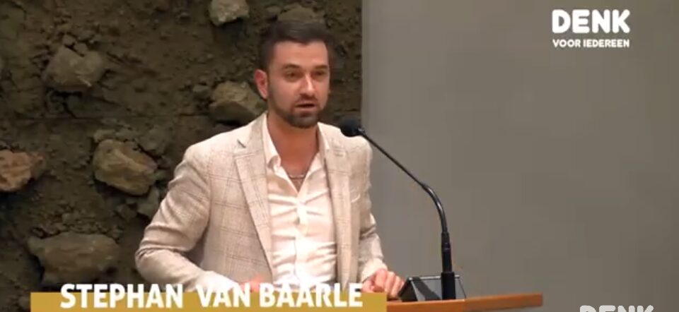 Afbeelding met kleding, microfoon, person, Menselijk gezicht Door AI gegenereerde inhoud is mogelijk onjuist.