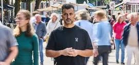 Afbeelding met kleding, persoon, person, buitenshuis Door AI gegenereerde inhoud is mogelijk onjuist.