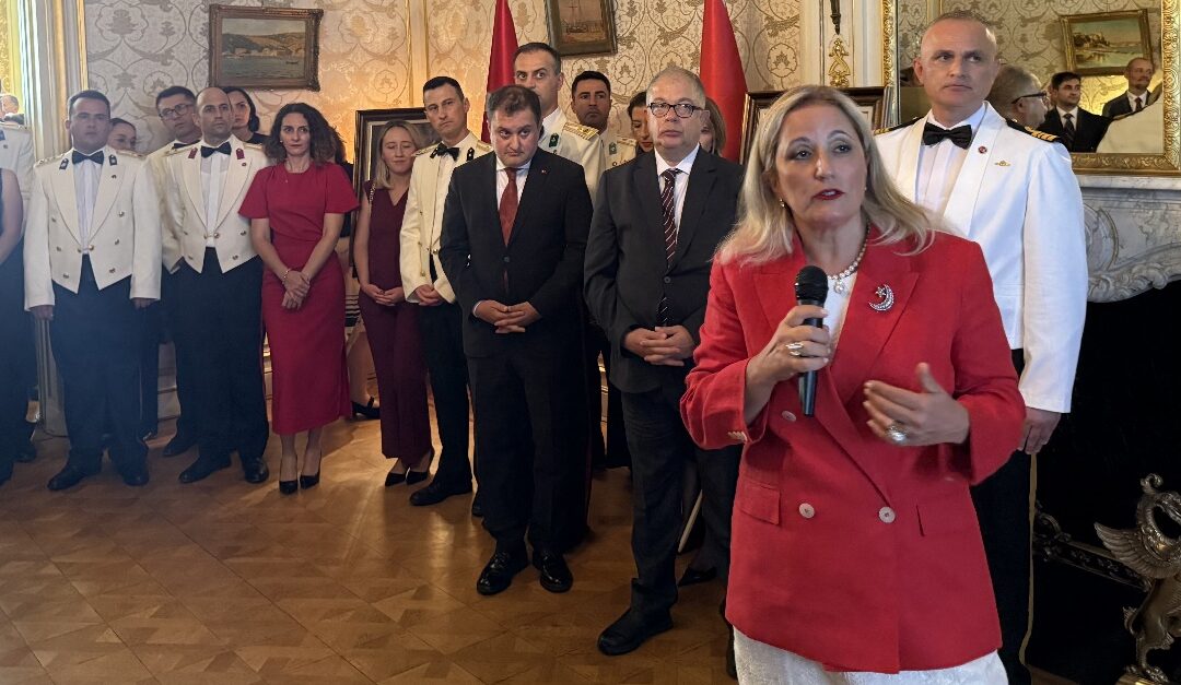 LAHEY, ZAFER BAYRAMI KUTLAMAMIZA KUCAK AÇTI