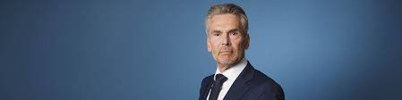 Afbeelding met Menselijk gezicht, persoon, kleding, Formele kleding Door AI gegenereerde inhoud is mogelijk onjuist.